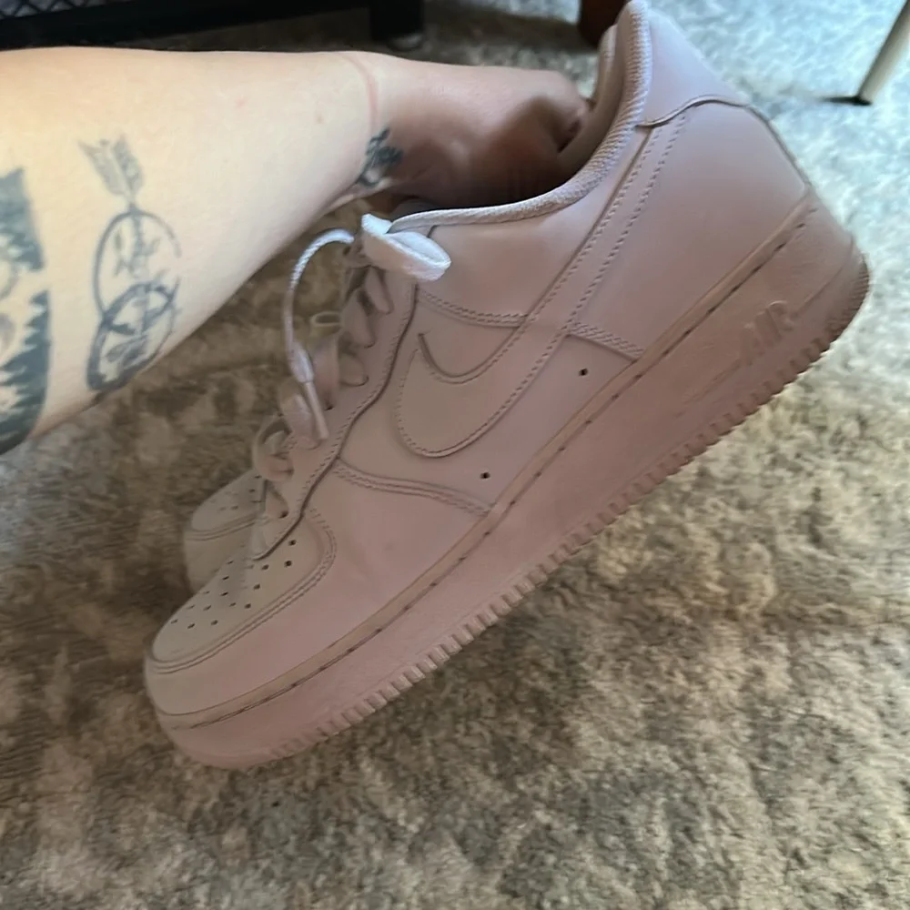 EUC Nike Men’s Air Force 1 ‘07 White Athletic Sneakers‎ 12